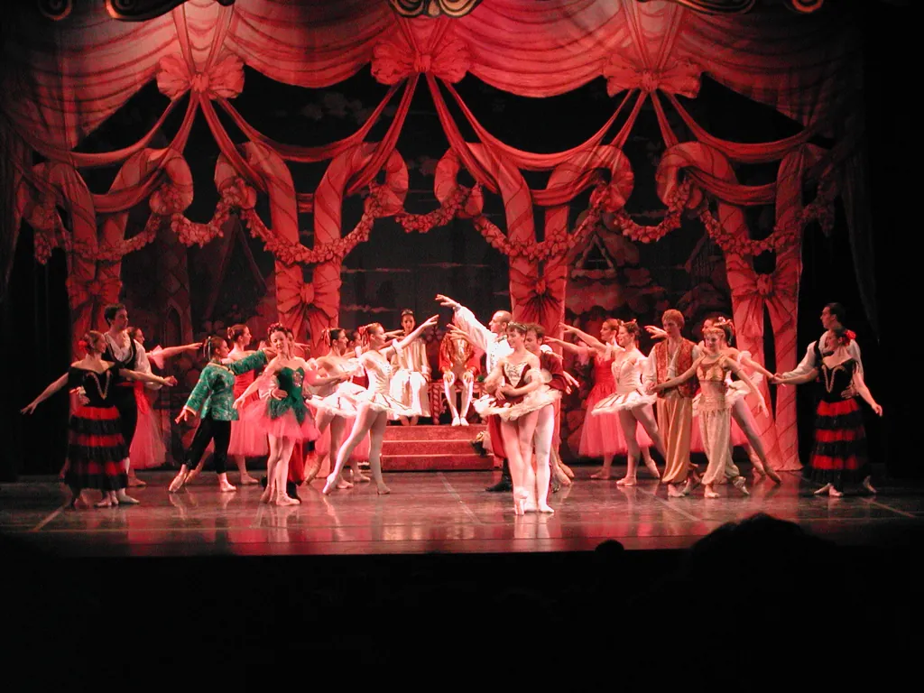 Grand spectacle de ballet Casse-Noisette, corps de ballet en tutus et décor rouge drapé — conception d'éclairage, Ballet Ouest, Montréal (2001).