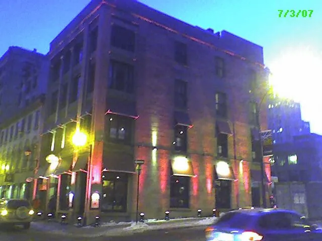 Édifice patrimonial en brique éclairé de nuit — lancement corporatif de restaurant, Montréal (2007).