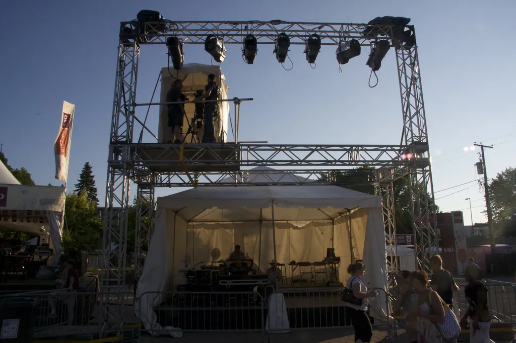 Montage d'une scène extérieure avec pont de projecteurs, en soirée — Mondial des Cultures, Drummondville (2013).
