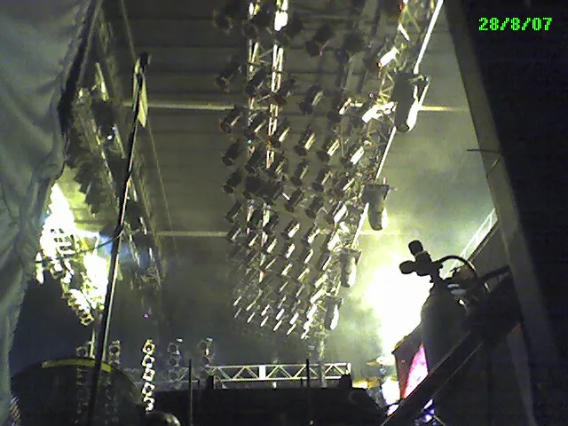 Immense pont d'éclairage vu en contre-plongée — Festival de montgolfières, Saint-Jean-sur-Richelieu (2007).