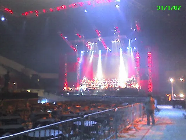 Grande salle en spectacle, imposant pont d'éclairage — Show Harley, Montréal (2007).