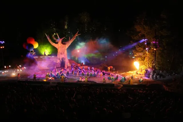 Grand spectacle extérieur nocturne, arbre-décor illuminé et figurants — La Légende Fantastique, Drummondville.